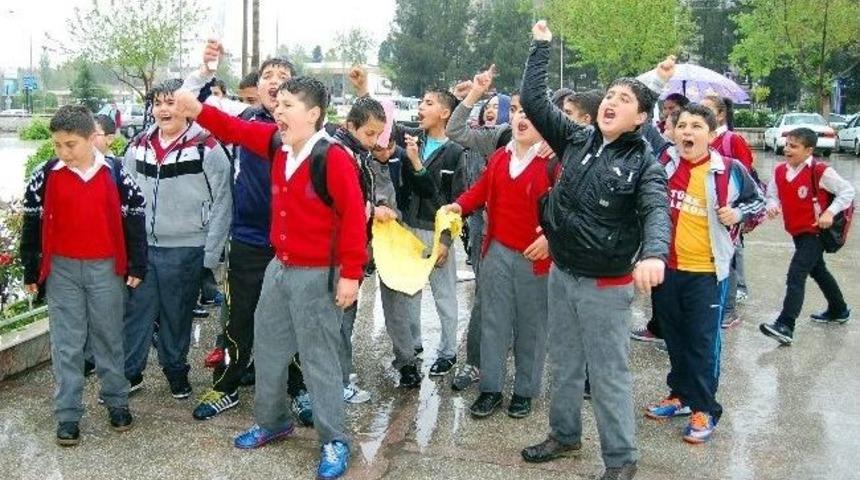 &Ouml;ğrenciler Valilik &Ouml;n&uuml;nde Eylem Yaptı