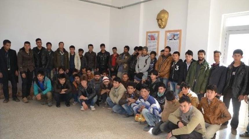 Hakkari&rsquo;de 53 Ka&ccedil;ak Şahıs Yakalandı