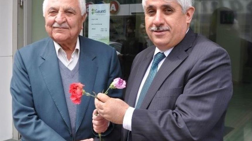 Sorgun Belediye Başkanı Ahmet Şimşek, Esnafa G&uuml;l Dağıttı
