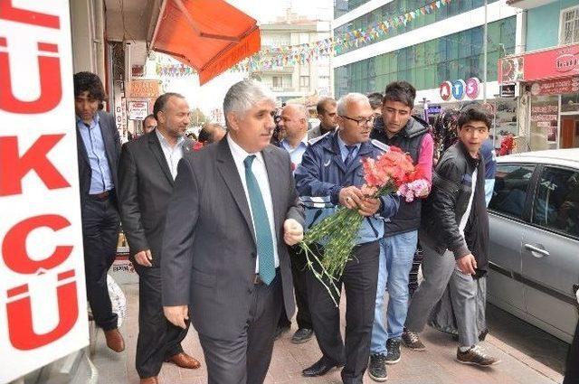 Sorgun Belediye Başkanı Ahmet Şimşek, Esnafa Gül Dağıttı
