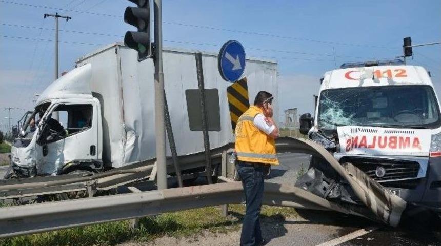 Ambulans Kaza Yaptı: 2 Yaralı
