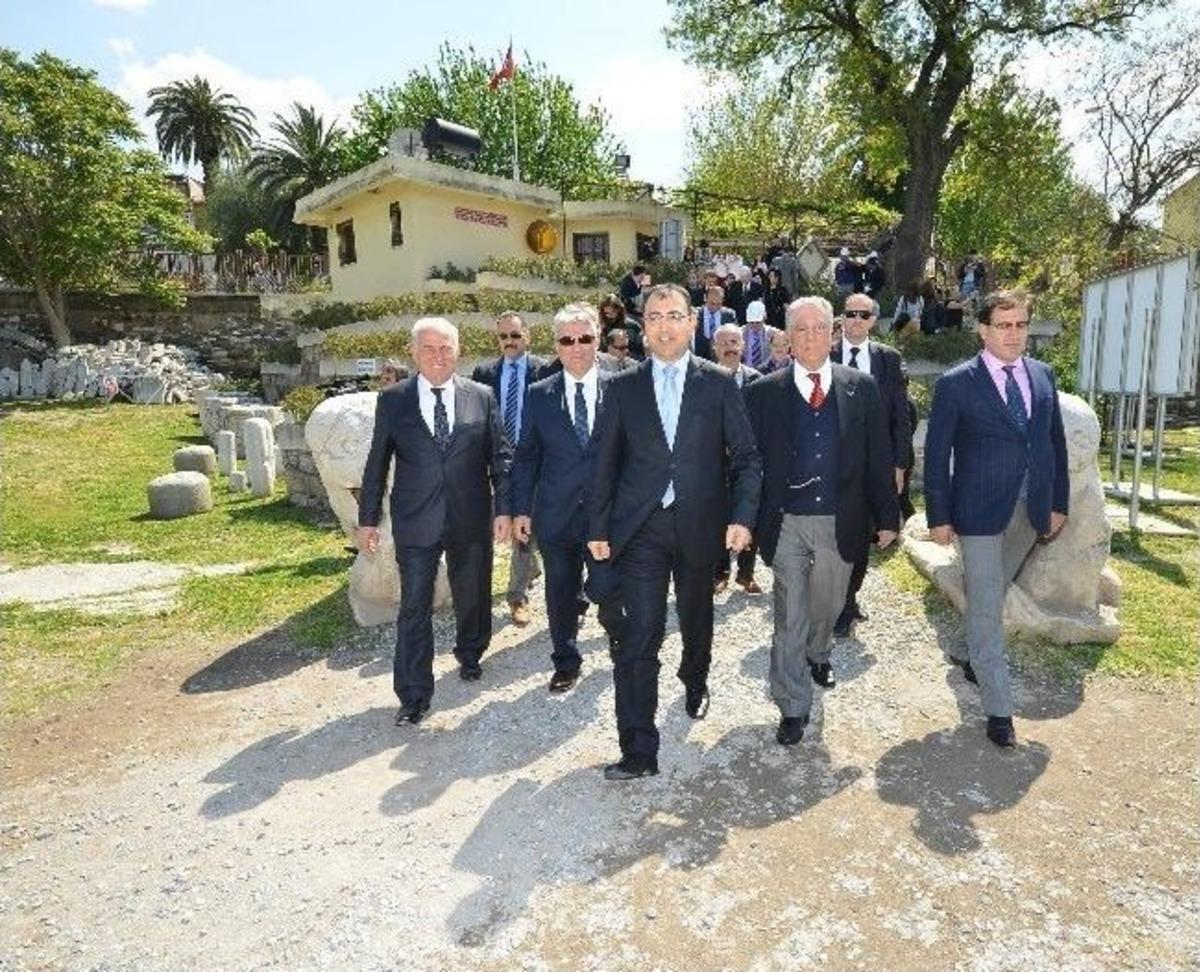 İzmir'de Turizm Haftası Agora'dan Başladı