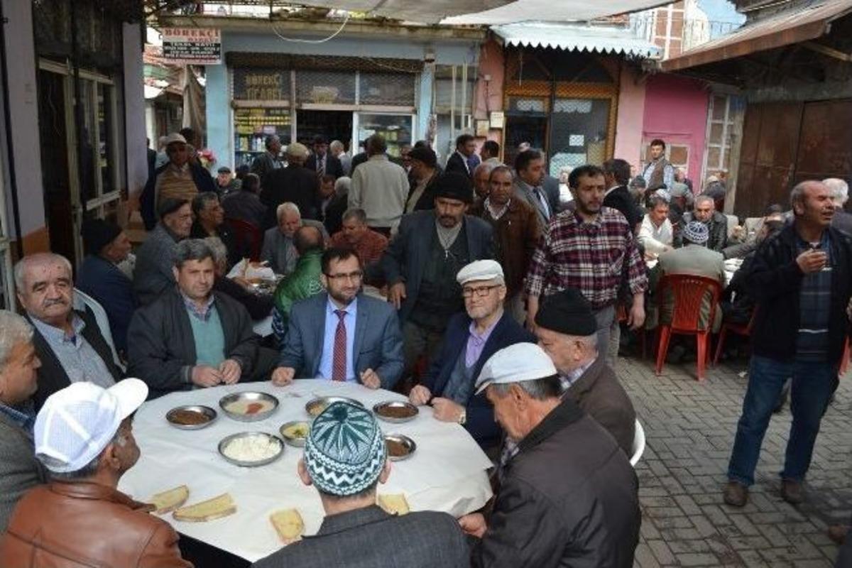 Kula'da 3 Bin Kişiye Kutlu Doğum Yemeği Verildi