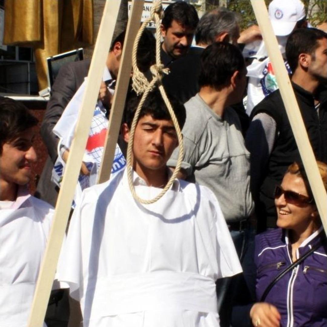 Şehir Meydanına İdam Sehpası Kurdular