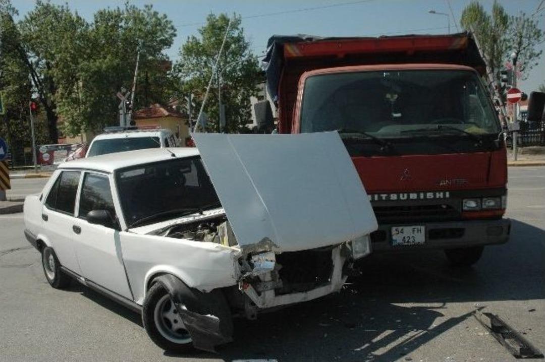 Adapazarı'nda &Uuml;&ccedil; Ara&ccedil; Birbirine Girdi