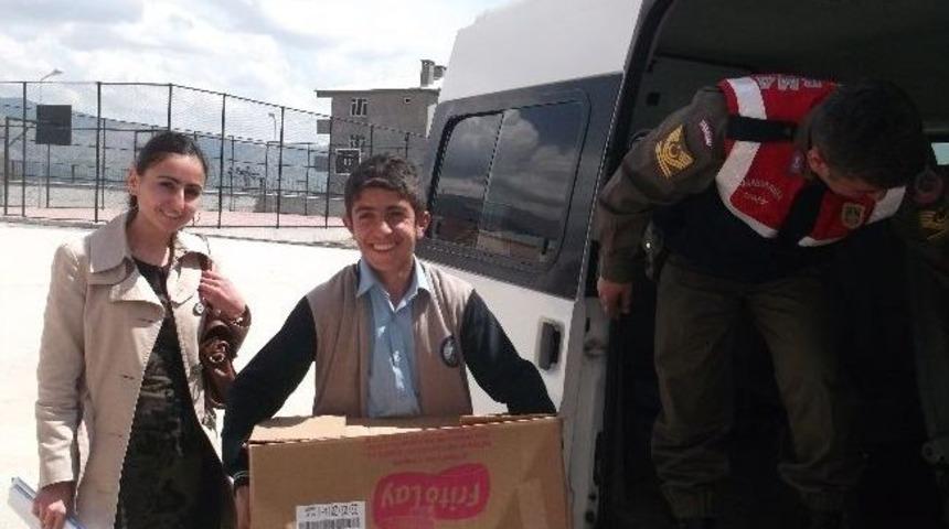 Jandarma Komutanlığı &Ouml;ğrencilere Kitap Dağıttı