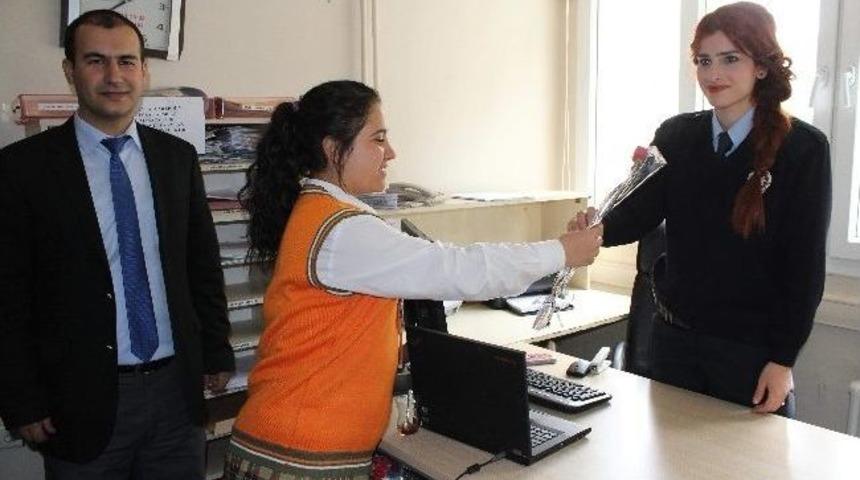 &Ouml;ğrencilerden Emniyet M&uuml;d&uuml;r&uuml;ne Karanfil