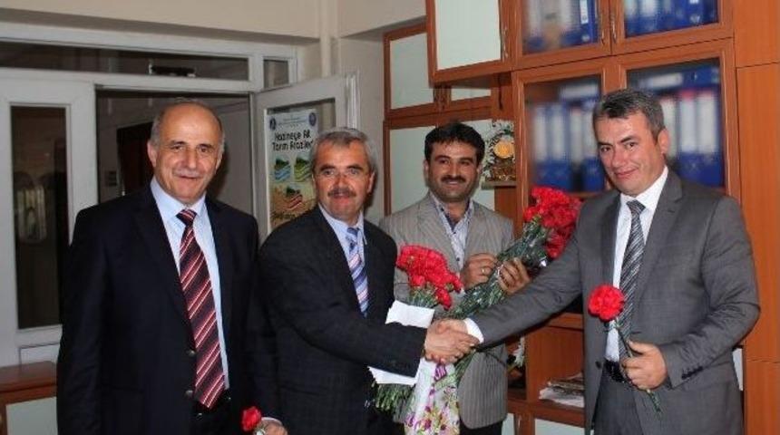 Korkuteli M&uuml;ft&uuml;s&uuml; Turgut, Vatandaşlara G&uuml;l Dağıttı