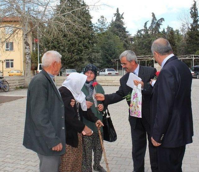 Korkuteli Müftüsü Turgut, Vatandaşlara Gül Dağıttı