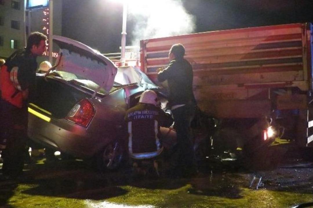 Seyir Halindeki Otomobil, &Ouml;n&uuml;ndeki Tır&rsquo;ın Dorsesinin Altına Girdi: 1 &Ouml;l&uuml;, 1 Yaralı