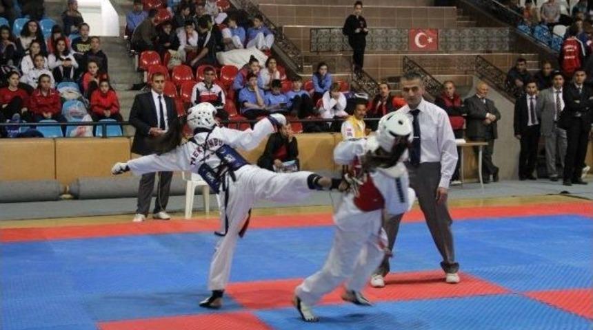 Yıldız Taekwondo Grup M&uuml;sabakaları Tamamlandı