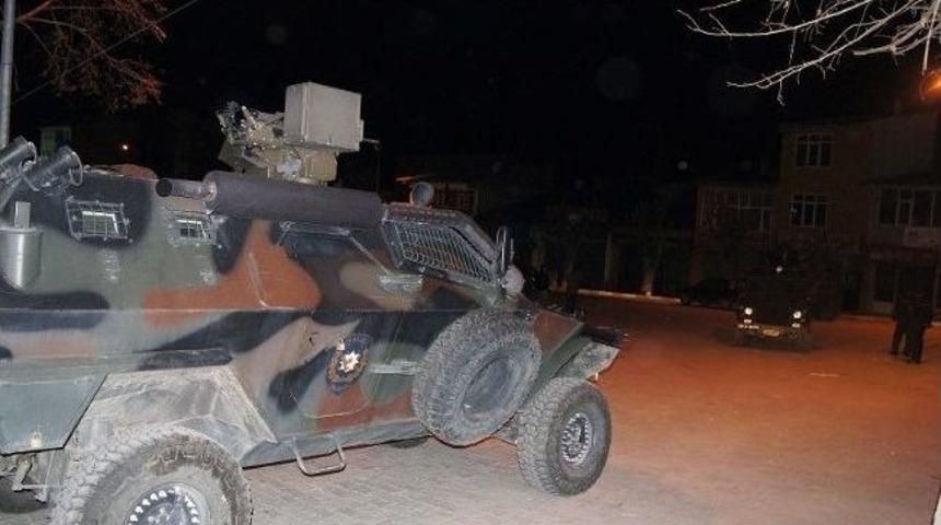 Kağızman&rsquo;da Mhp İl&ccedil;e Binasına Saldırı