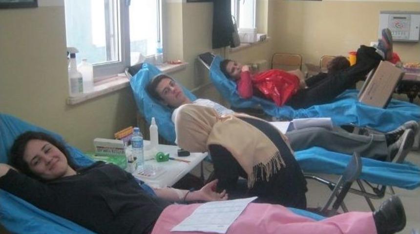 Nazilli'de 18'ini Dolduran Liseli Gen&ccedil;ler Kan Bağışında Bulundu