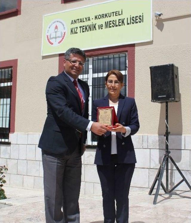 Kaymakam Karahan dan &Ouml;ğretmenlere Plaket 1