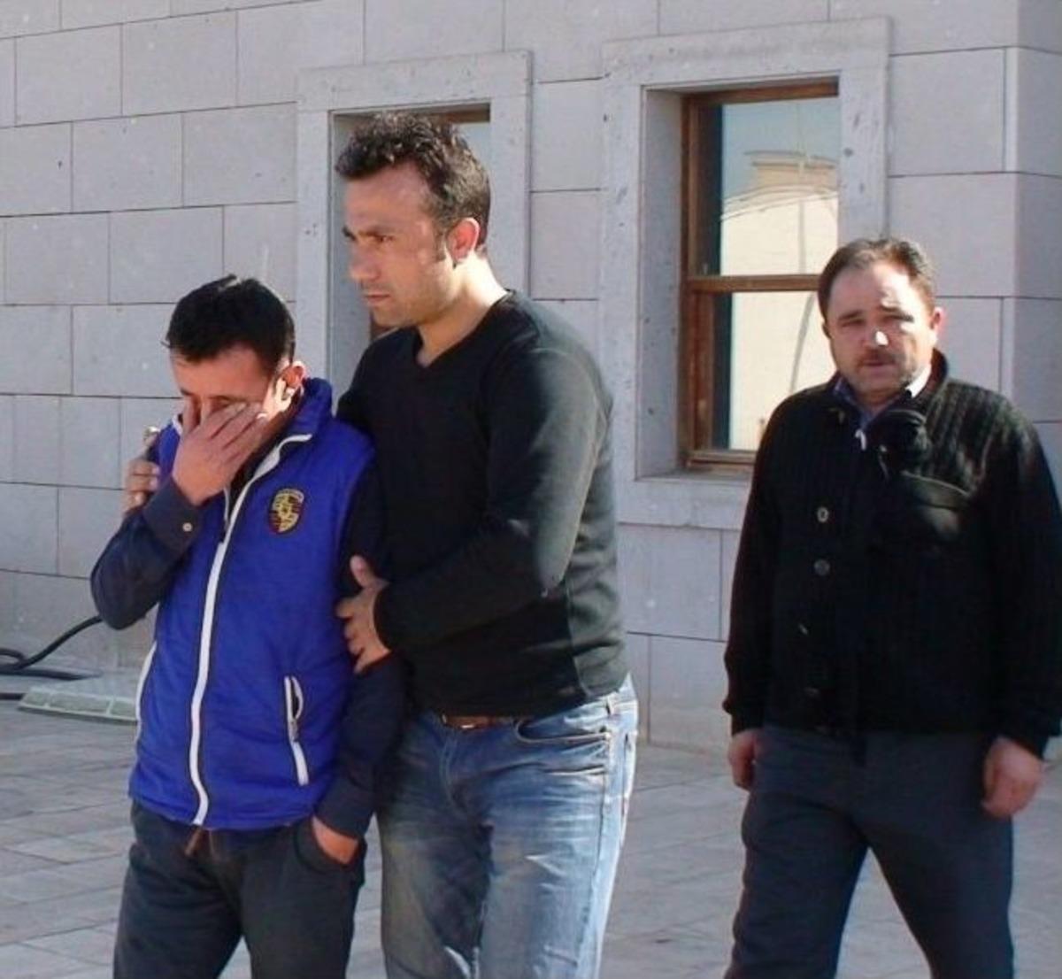 &Uuml;&ccedil; Kardeşe Bir Tabutta Veda