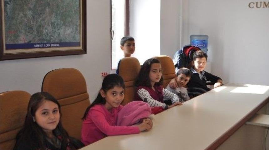 Demirci&rsquo;de İlkokul &Ouml;ğrencileri Kurumları Tanıyor