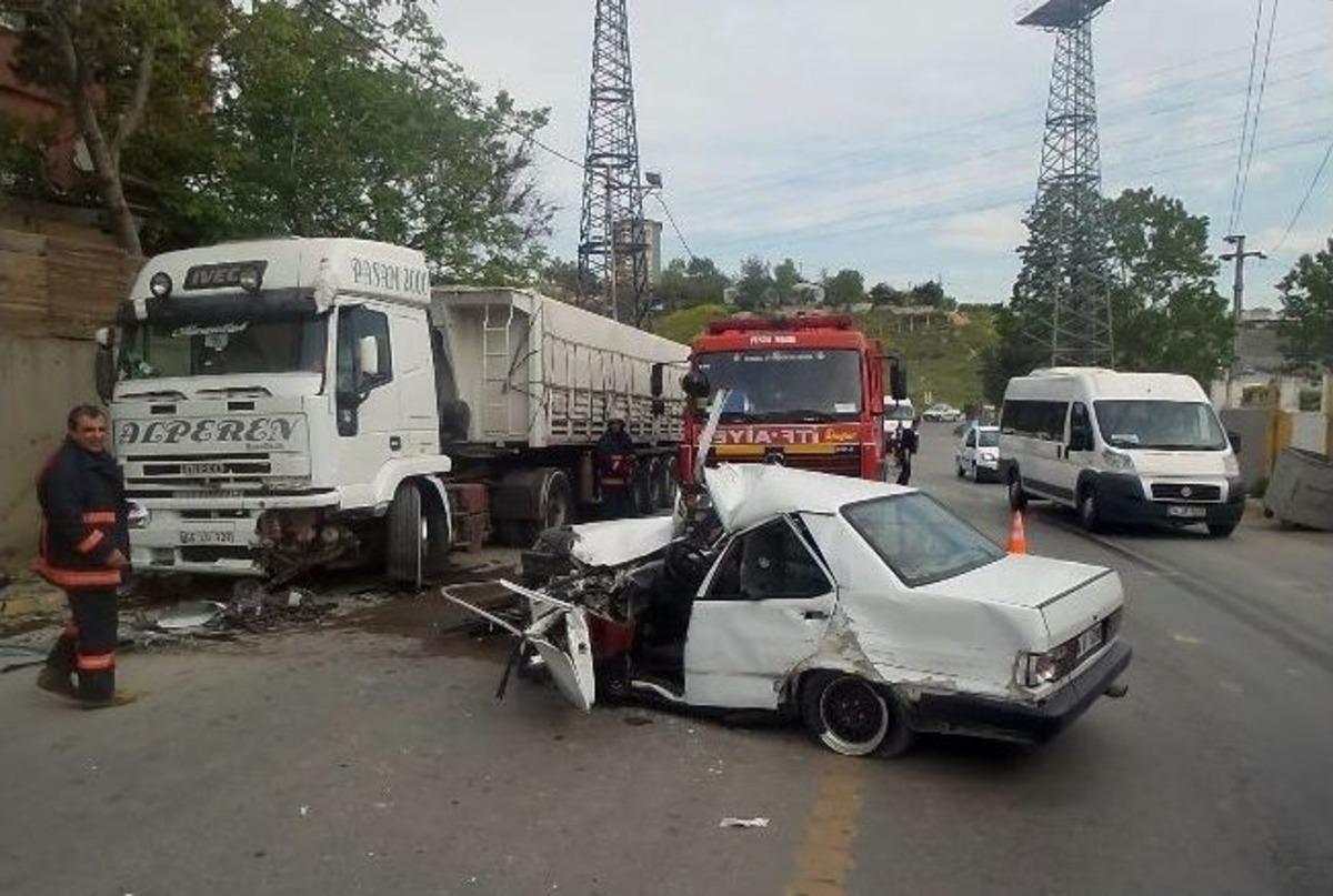 Kontrolden &Ccedil;ıkan Otomobil Park Halindeki Ara&ccedil;lara &Ccedil;arptı: 1 Yaralı