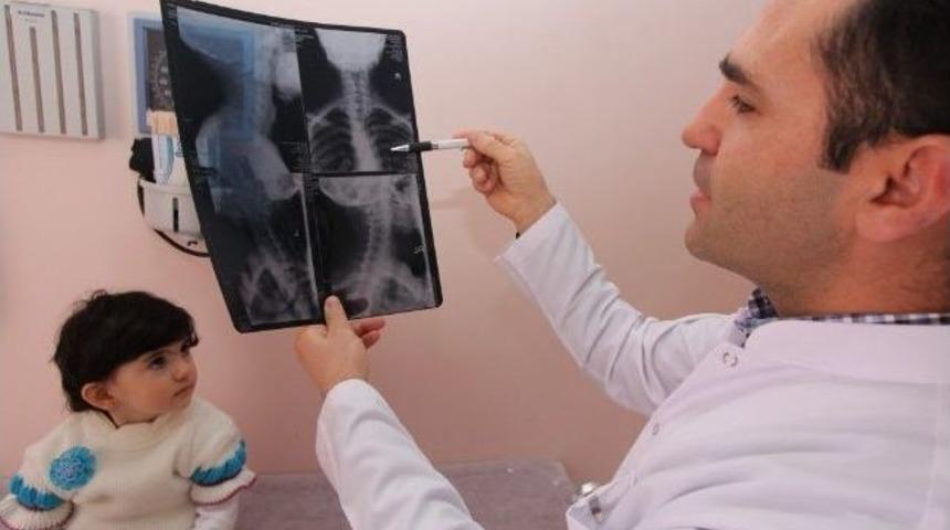 2 Yaşındaki &Ccedil;ocuğun Karnından 10 Santimlik İğne &Ccedil;ıktı