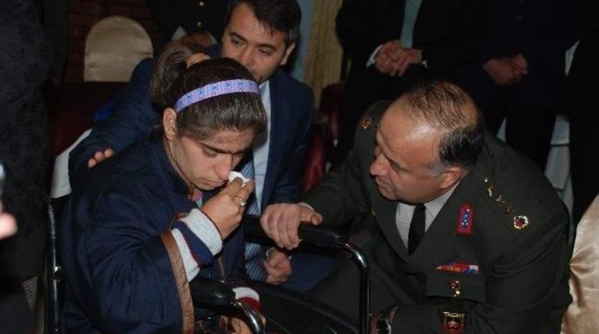 Tekerlekli Sandalyesini Alan Engelli Kız G&ouml;zyaşlarına Boğuldu