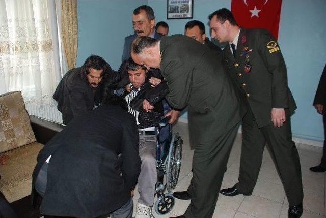 Tekerlekli Sandalyesini Alan Engelli Kız G&ouml;zyaşlarına Boğuldu 1