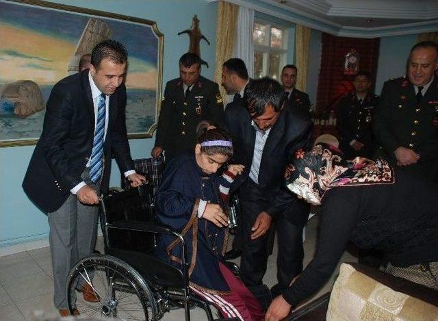 Tekerlekli Sandalyesini Alan Engelli Kız G&ouml;zyaşlarına Boğuldu 2