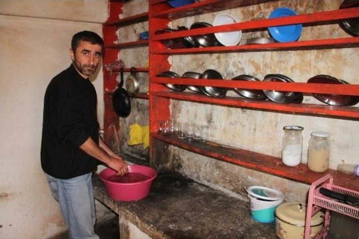 Biri Engelli &Uuml;&ccedil; &Ccedil;ocuğuyla Derme &Ccedil;atma Evde Yaşam M&uuml;cadelesi Veriyor