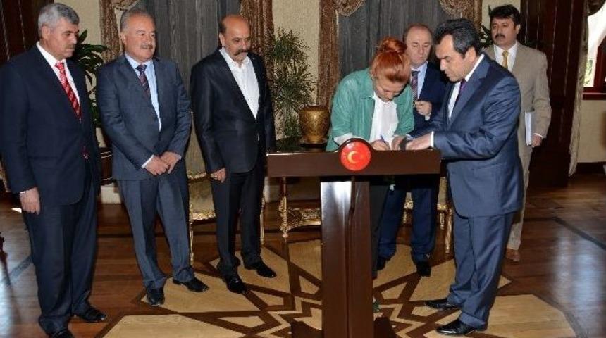 Vali &Ouml;zt&uuml;rk 18&rsquo;inci Okul Protokol&uuml;n&uuml; İmzaladı