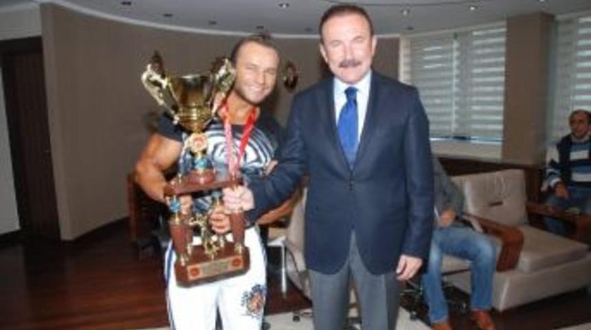 Başkan Doğan&rsquo;a Kupayla Geldi