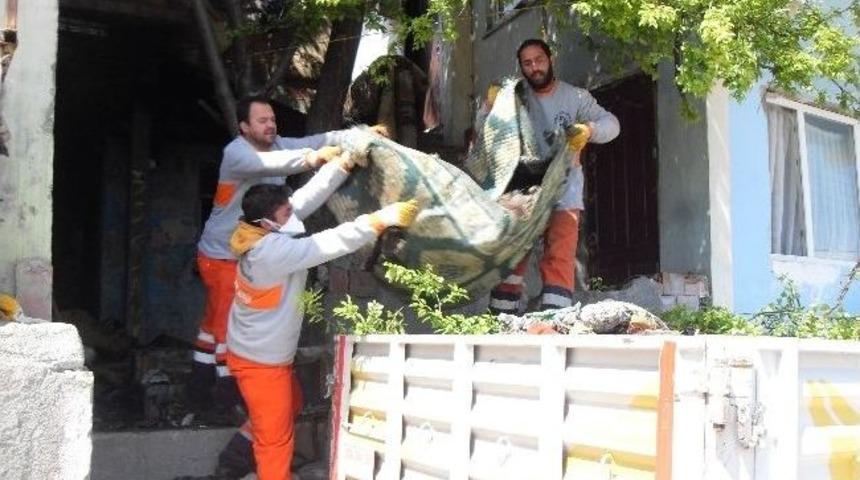 İzmit'te &Ccedil;&ouml;p Evden Kamyon Dolusu &Ccedil;&ouml;p &Ccedil;ıkartıldı