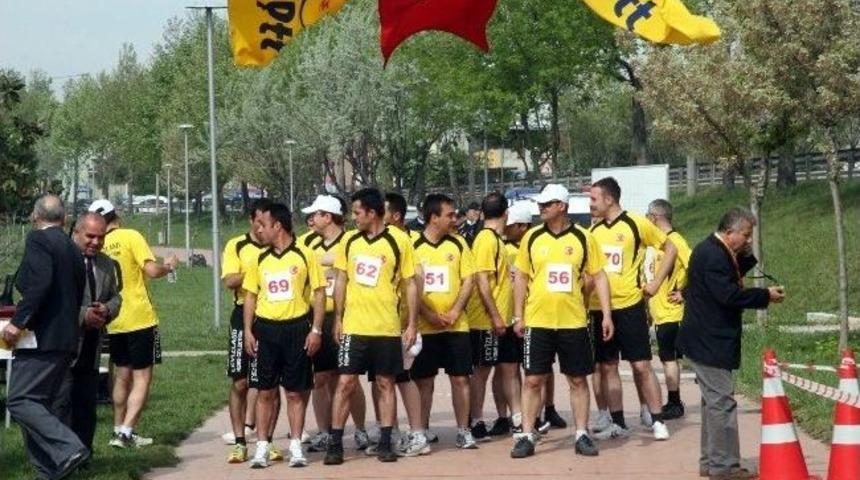 Bak Postacı Yarış İ&ccedil;in Y&uuml;r&uuml;yor