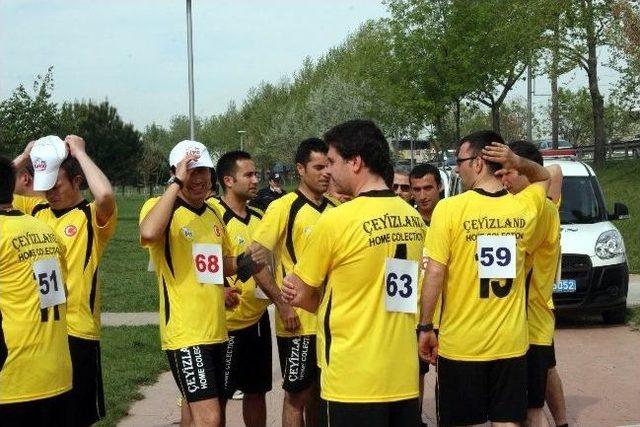 Bak Postacı Yarış İ&ccedil;in Y&uuml;r&uuml;yor 1