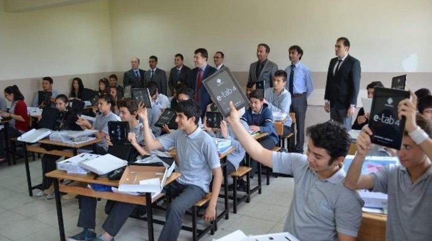 Ortaca&rsquo;da &Ouml;ğrenciler Tabletlerine Kavuşuyor