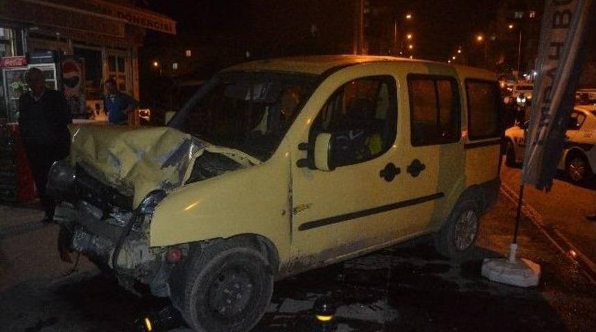 &Ccedil;arpışan Ara&ccedil;lar Kaldırıma &Ccedil;ıkarak Durabildi: 2 Yaralı