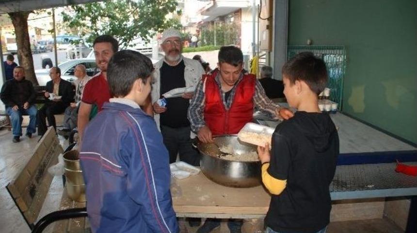 Kdz. Ereğli&rsquo;de Mahalle Sakinleri Kutlu Doğum Haftasında Pilav Dağıttı