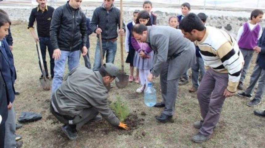 Selim&rsquo;de 120 Fidan Toprakla Buluştu