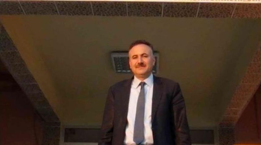 Hem Okul M&uuml;d&uuml;r&uuml;, Hem De Muhtar