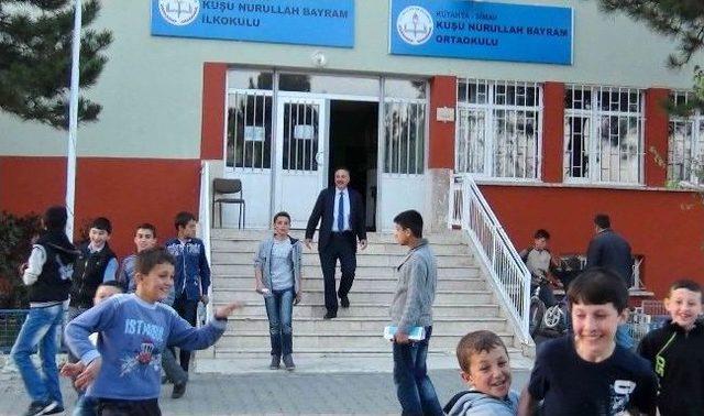 Hem Okul M&uuml;d&uuml;r&uuml;, Hem De Muhtar 1