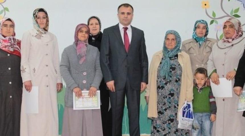 Aile Eğitim Seminerini Bitiren Velilere Sertifikaları Verildi