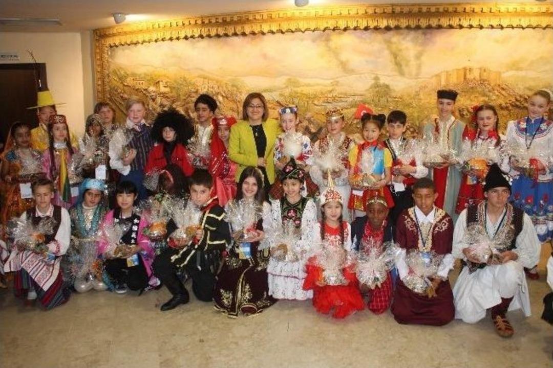 D&uuml;nya &Ccedil;ocukları Başkan Şahin'i Ziyaret Etti