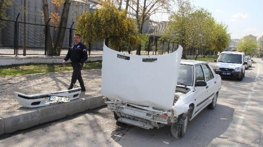 Otomobil Kırmızı Işıkta Bekleyen Minib&uuml;se &Ccedil;arptı: 2 Yaralı