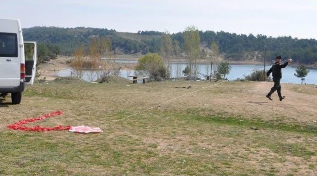 Askerler Vatandaşlarla U&ccedil;urtma U&ccedil;urdu