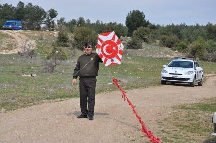 Askerler Vatandaşlarla Uçurtma Uçurdu G2