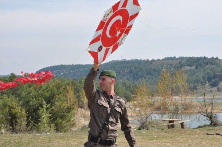 Askerler Vatandaşlarla Uçurtma Uçurdu G3