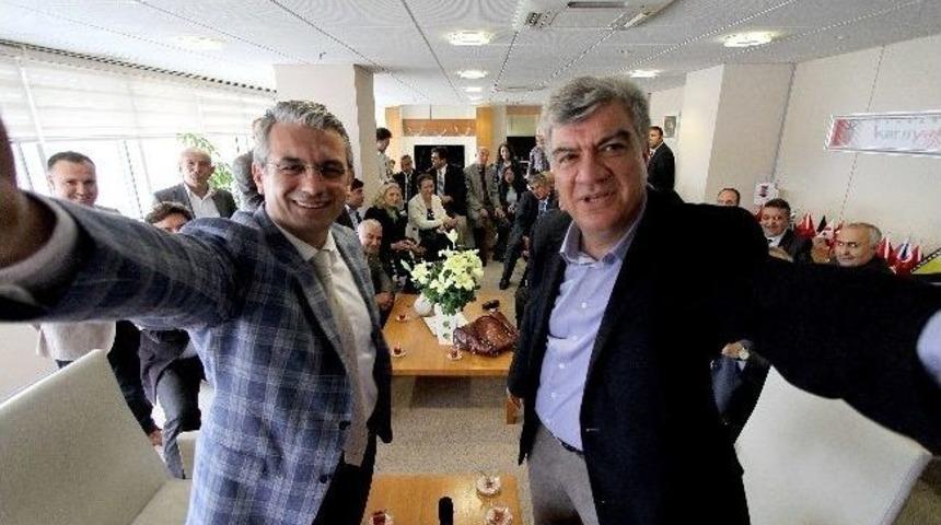 Chpli Başkanlardan &Ouml;rg&uuml;t Selfie'si