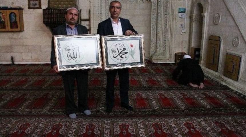 &Uuml;nl&uuml; Hattat Camiye 2 Eser Hediye Etti