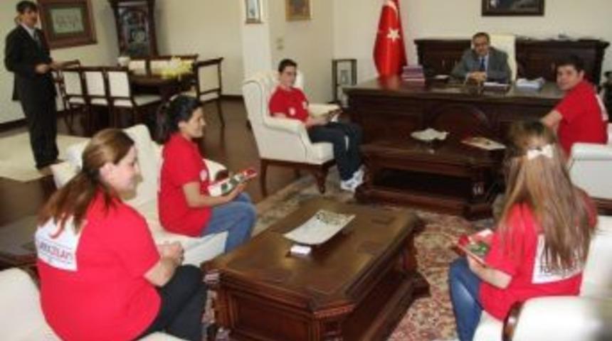 D&uuml;zce &Uuml;niversitesi T&uuml;rk Kızılay Topluluğu &Ouml;ğrencilerinden Vali&rsquo;ye Ziyaret