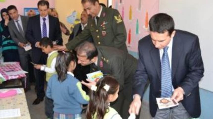 Kulu&rsquo;da Jandarma &Ouml;ğrencilere Kitap Dağıttı