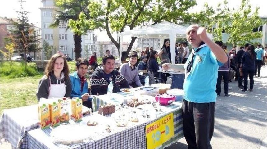 Lise &Ouml;ğrencileri Okullarının İhtiya&ccedil;ları İ&ccedil;in Kermes D&uuml;zenledi
