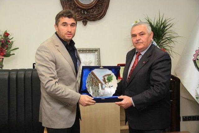 Başkan Tosun, Ziyaret&ccedil;i Akınına Uğruyor 1