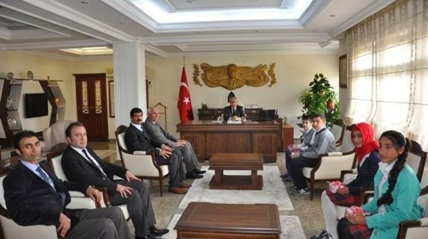 B&ouml;lge Birincisi &Ouml;ğrencilerden Vali Haner&rsquo;e Ziyaret